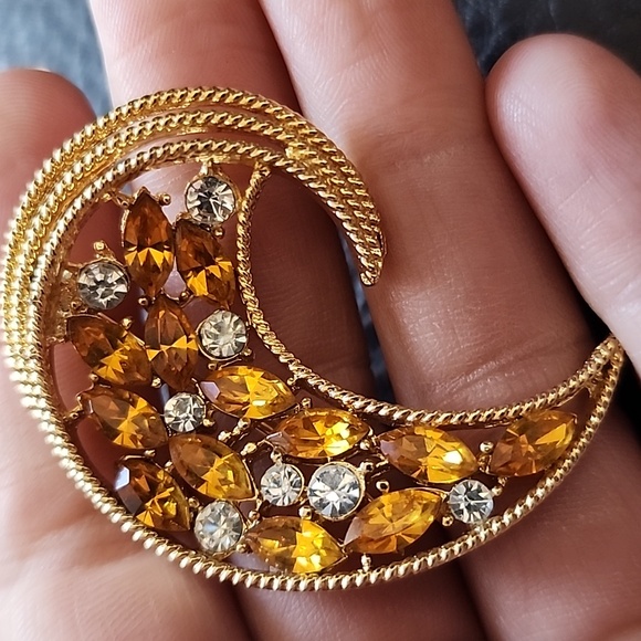 Jewelry - VTG Gold Brooch